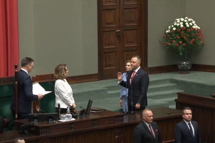 Marszałek Sejmu Szymon Hołownia odbiera przysięgę od prezydenta Karola Nawrockiego.