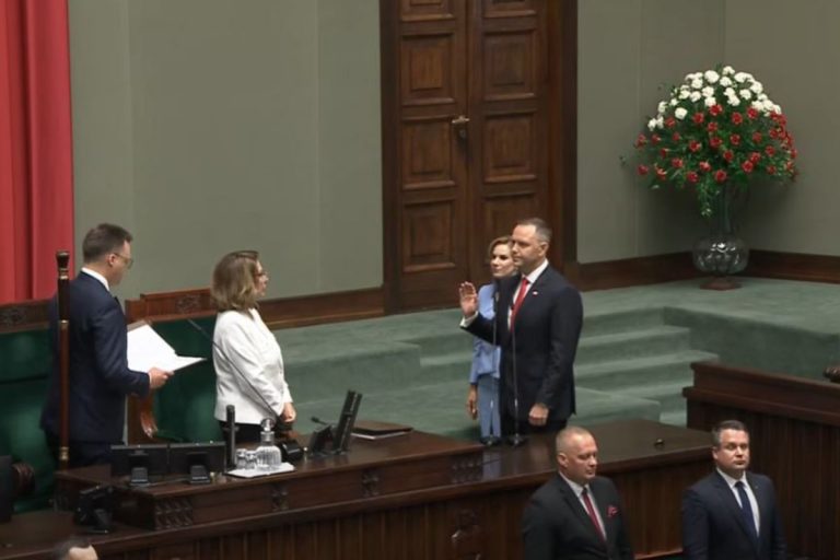 Marszałek Sejmu Szymon Hołownia odbiera przysięgę od prezydenta Karola Nawrockiego.