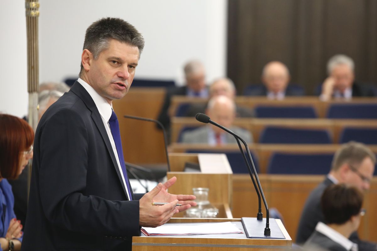 Ścigany za „aferę hazardową” były wiceminister powrócił. Zajmie eksponowaną funkcję