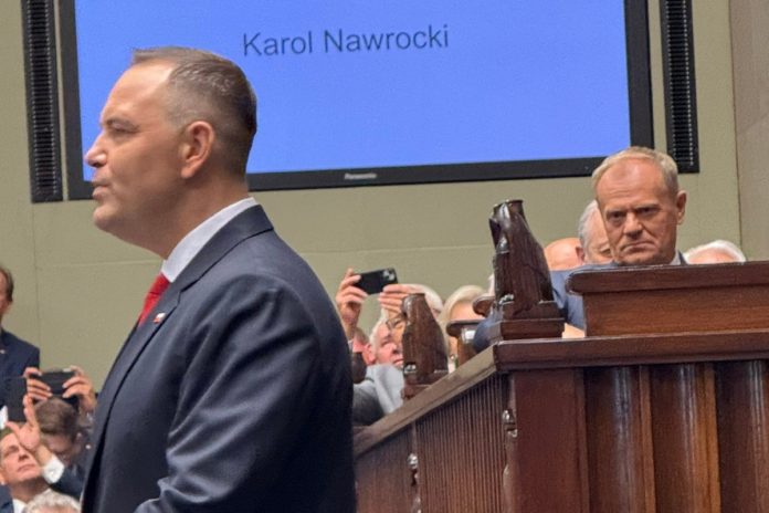 Donald Tusk zabija wzrokiem przemawiającego przed Zgromadzeniem Narodowym prezydenta Karola Nawrockiego. Foto: X/Marek Tucholski