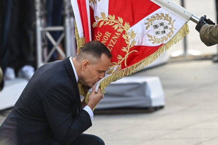Prezydent RP Karol Nawrocki podczas uroczystości przejęcia zwierzchnictwa nad Siłami Zbrojnymi RP na Placu Marszałka Józefa Piłsudskiego w Warszawie. Foto: PAP