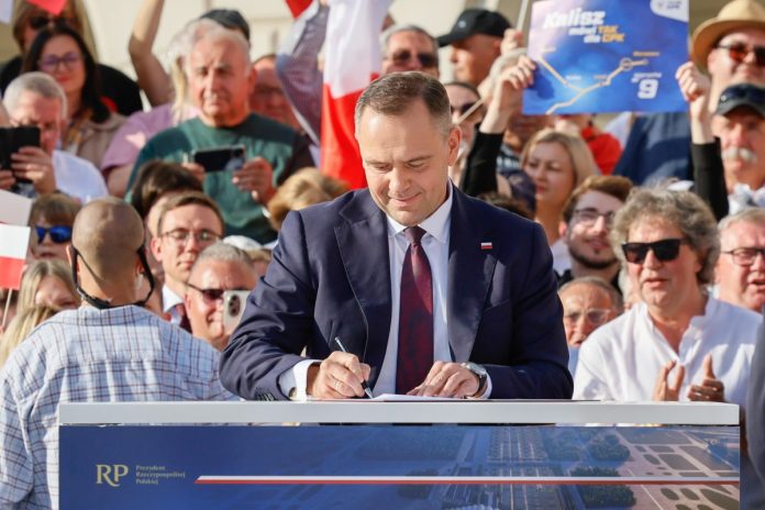 Prezydent Karol Nawrocki w Kaliszu złożył podpis pod swoją inicjatywą ustawodawczą 