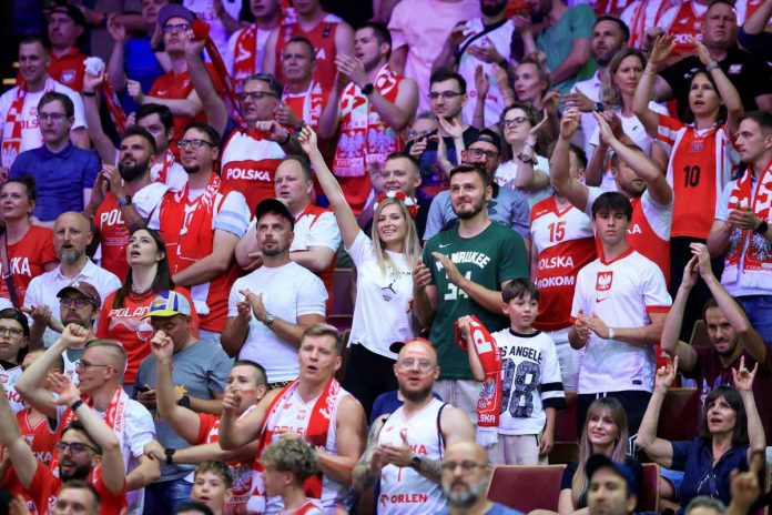 Polscy kibice w katowickim Spodku.