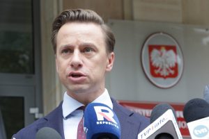 Wicemarszałek Sejmu Krzysztof Bosak podczas konferencji prasowej po interwencji poselskiej w Ministerstwie Funduszy i Polityki Regionalnej ws. Krajowego Planu Odbudowy. Foto; PAP