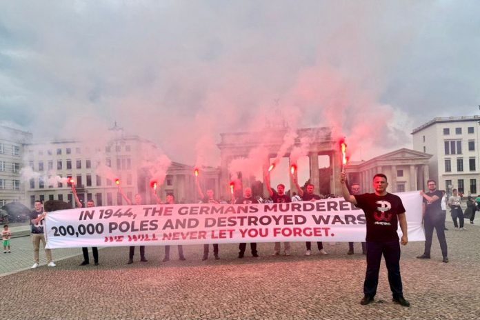 Sławomir Mentzen z politykami Konfederacji w Berlinie w 81. rocznicę wybuchu Powstania Warszawskiego.