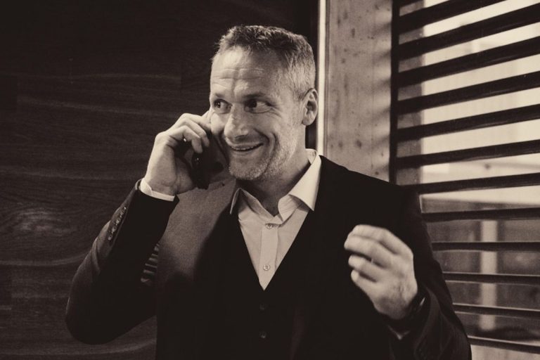 Mężczyzna rozmawiający przez telefon.