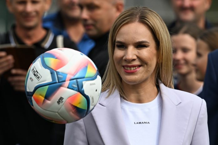 Pierwsza dama RP Marta Nawrocka podczas oficjalnego rozpoczęcia IV Podkarpackiego Festiwalu Piłki Nożnej Kobiecej, 23 sierpnia 2025 r. na terenie MOSIR w Tarnobrzegu. Foto: PAP/Darek Delmanowicz