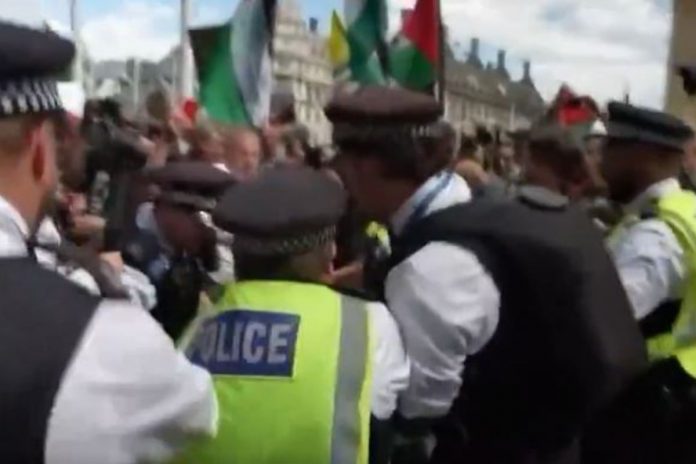 Brytyjska policja aresztuje manifestujących przeciwko żydowskiemu ludobójstwu.