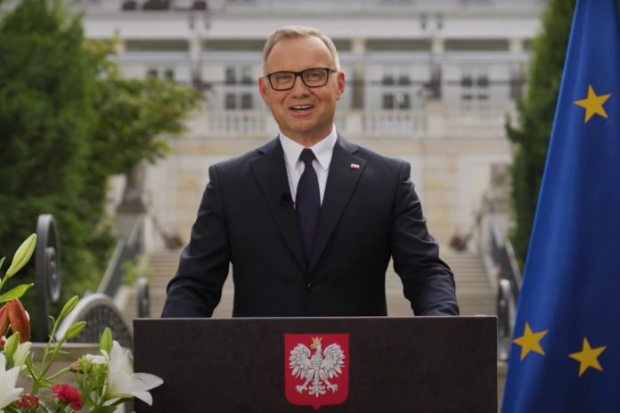 Prezydent Andrzej Duda podczas wygłaszania ostatniego orędzie. Foto: print screen YT
