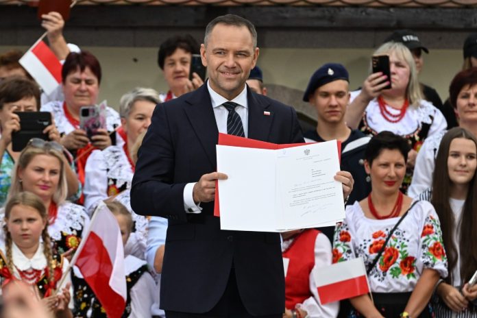 Prezydent RP Karol Nawrocki podczas spotkania z mieszkańcami w Kolbuszowej podpisał inicjatywę ustawodawczą dotyczącą projektu ustawy w sprawie zerowego PIT dla rodzin, które mają dwoje lub więcej dzieci. Propozycja ta stanowiła element „Planu 21” przedstawionego przez Nawrockiego w trakcie kampanii wyborczej. Foto: PAP