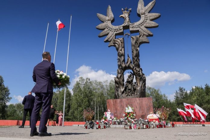 Prezydent Karol Nawrocki składający wieniec pod pomnikiem 