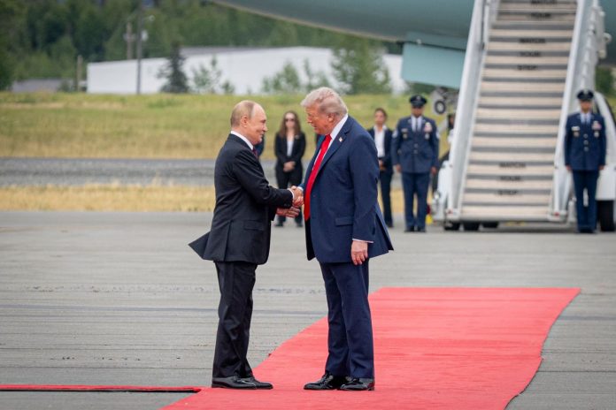 Prezydent Rosji Władimir Putin i prezydent Stanów Zjednoczonych Ameryki Donald Trump podczas spotkania w Anchorage na Alasce.