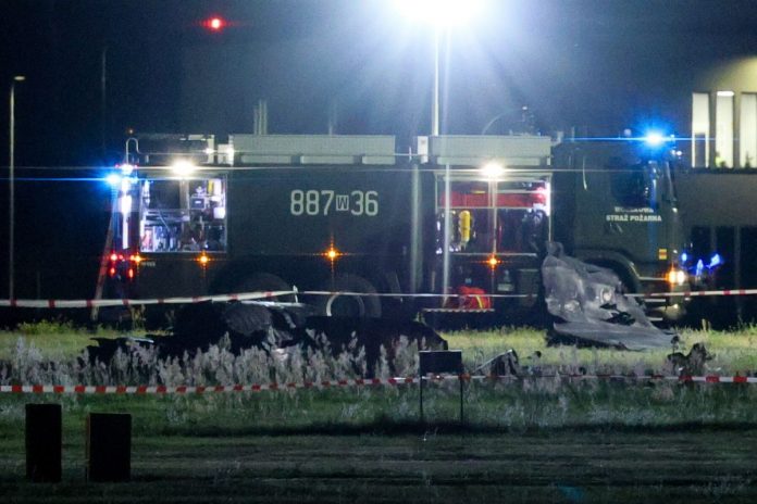 Służby ratownicze w miejscu katastrofy F-16 na terenie 42. Bazy Lotnictwa Szkolnego w Radomiu. Podczas ćwiczeń przed pokazami AirSHOW w Radomiu rozbił się samolot F-16. W katastrofie zginął pilot Wojska Polskiego major Maciej „Slab” Krakowian.