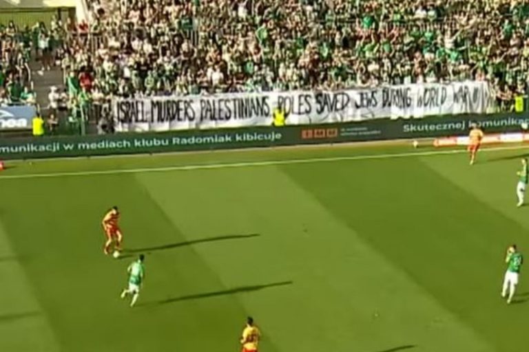 Transparent kibiców Radomiaka Radom podczas spotkania z Jagiellonią Białystok.