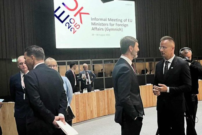 Przed szczytem w Kopenhadze. Po prawej szef węgierskiej dyplomacji Peter Szijjarto, po lewej odrócony plecami prowojenny jastrząb globalistów minister Radosław Sikorski. Foto: fb/Peter Szijjarto