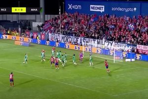 Kibice Rakowa Częstochowa wywiesili transparent podczas meczu z Maccabi Hajfa.