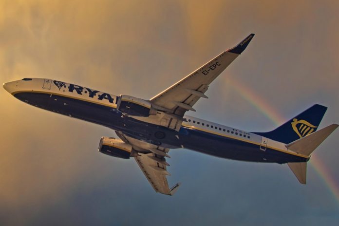 Samolot linii Ryanair w powietrzu. Zdjęcie ilustracyjne. / Foto: Pixabay