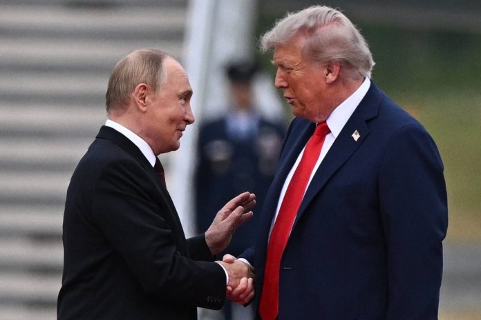 Prezydent Rosji Władimir Putin i prezydent Stanów Zjednoczonych Ameryki Donald Trump podczas spotkania w Anchorage na Alasce. Foto: PAP/EPA
