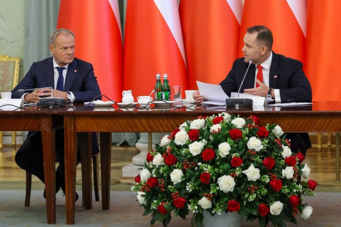 Donald Tusk oraz Karol Nawrocki.