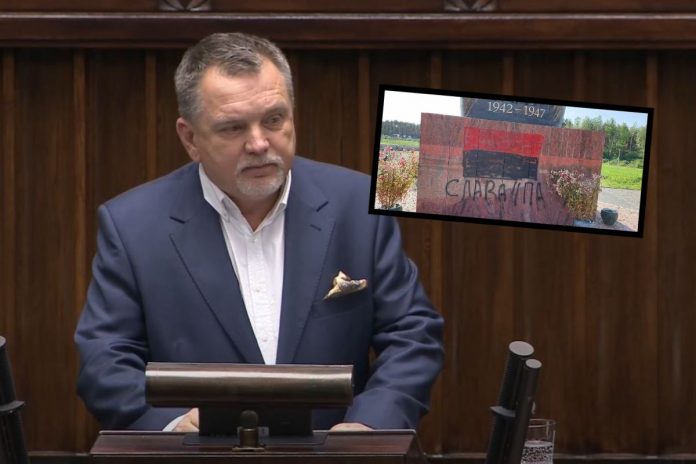 Prof. Andrzej Zapałowski i zniszczony pomnik w Domostawie.