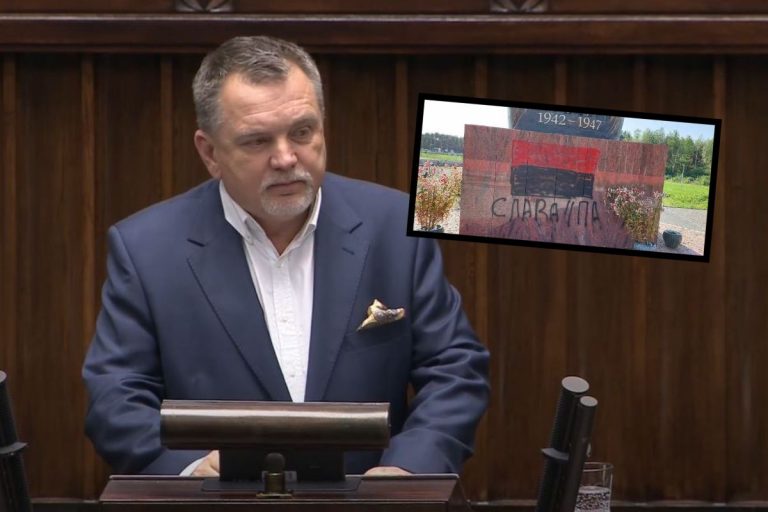 Prof. Andrzej Zapałowski i zniszczony pomnik w Domostawie.