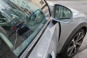 Samochód europosła Waldemara Budy na ulicy w Brukseli.