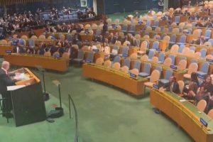 Benjamin Netanjahu przemawiający do świecącej pustkami sali w nowojorskiej siedzibie ONZ