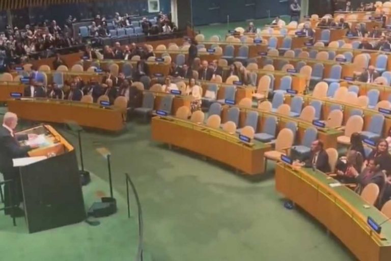 Benjamin Netanjahu przemawiający do świecącej pustkami sali w nowojorskiej siedzibie ONZ