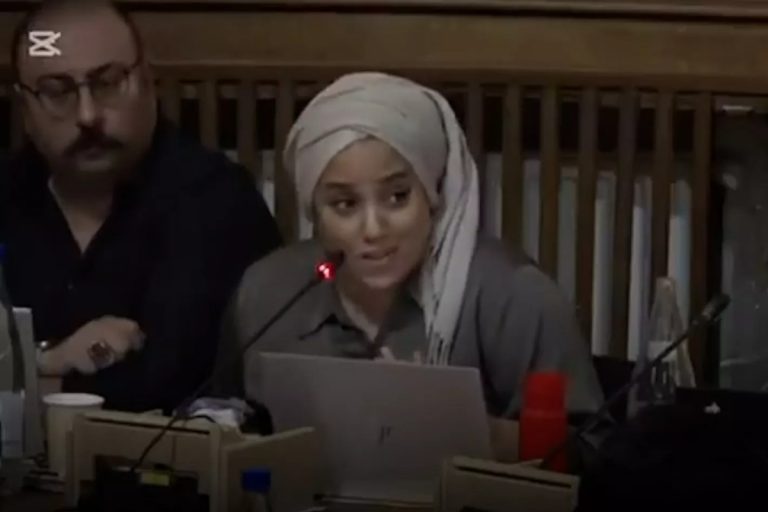 Lewicowa radna Saliha Raïs. Foto: print screen