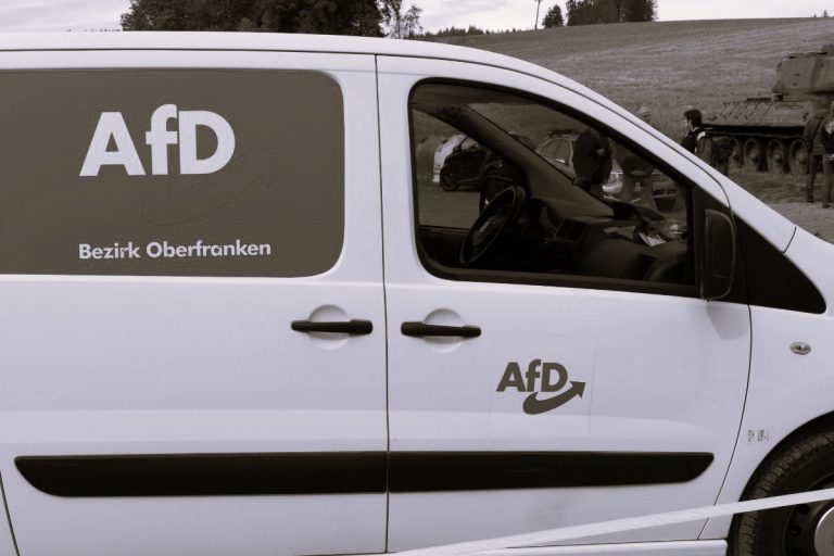Samochód z logo AfD