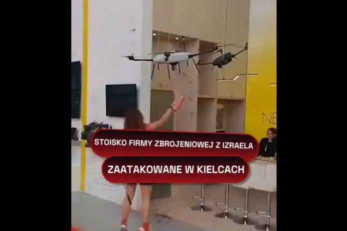 Izraelskie stoisko zaatakowane na targach zbrojeniowych w Kielcach. / foto: screen