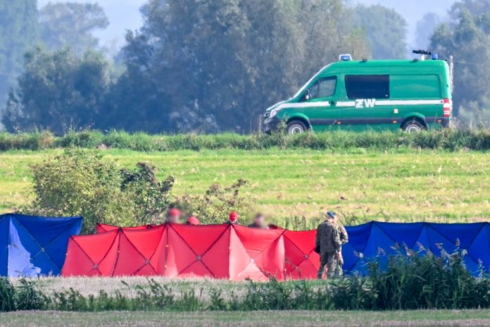 Służby w miejscu upadku rosyjskiego drona w miejscowości Oleśno.
