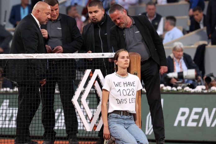 Aktywistka klimatyczna na French Open w Paryżu alarmowała o katastrofie klimatycznej za 1028 dni. 1028 dni minęło i nic się nie wydarzyło.