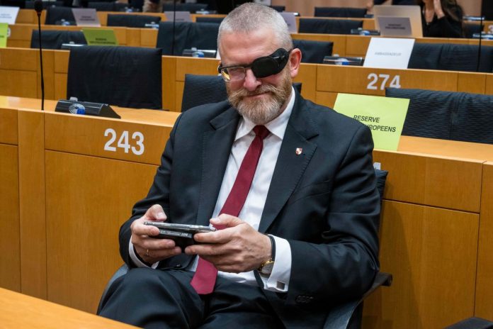 NCZAS.INFO | Grzegorz Braun na sali posiedzeń Parlamentu Europejskiego.