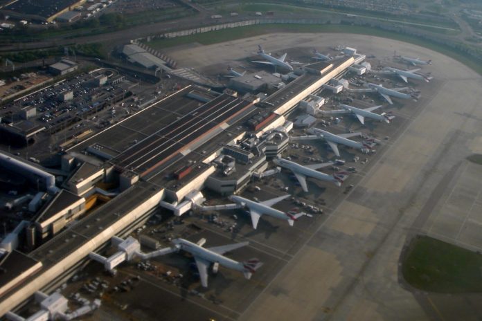Jeden z terminali na lotnisku Heathrow w Londynie. Zdjęcie ilustracyjne. Źródło: wikimedia/ Mario Roberto Duran Ortiz (Mariordo)