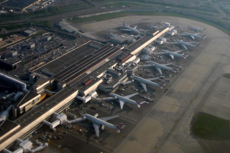 Jeden z terminali na lotnisku Heathrow w Londynie. Zdjęcie ilustracyjne. Źródło: wikimedia/ Mario Roberto Duran Ortiz (Mariordo)