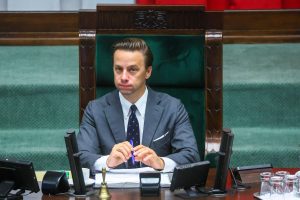 Krzysztof Bosak w fotelu marszałkowskim.