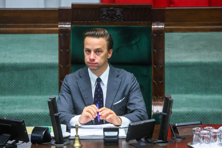 Krzysztof Bosak w fotelu marszałkowskim.