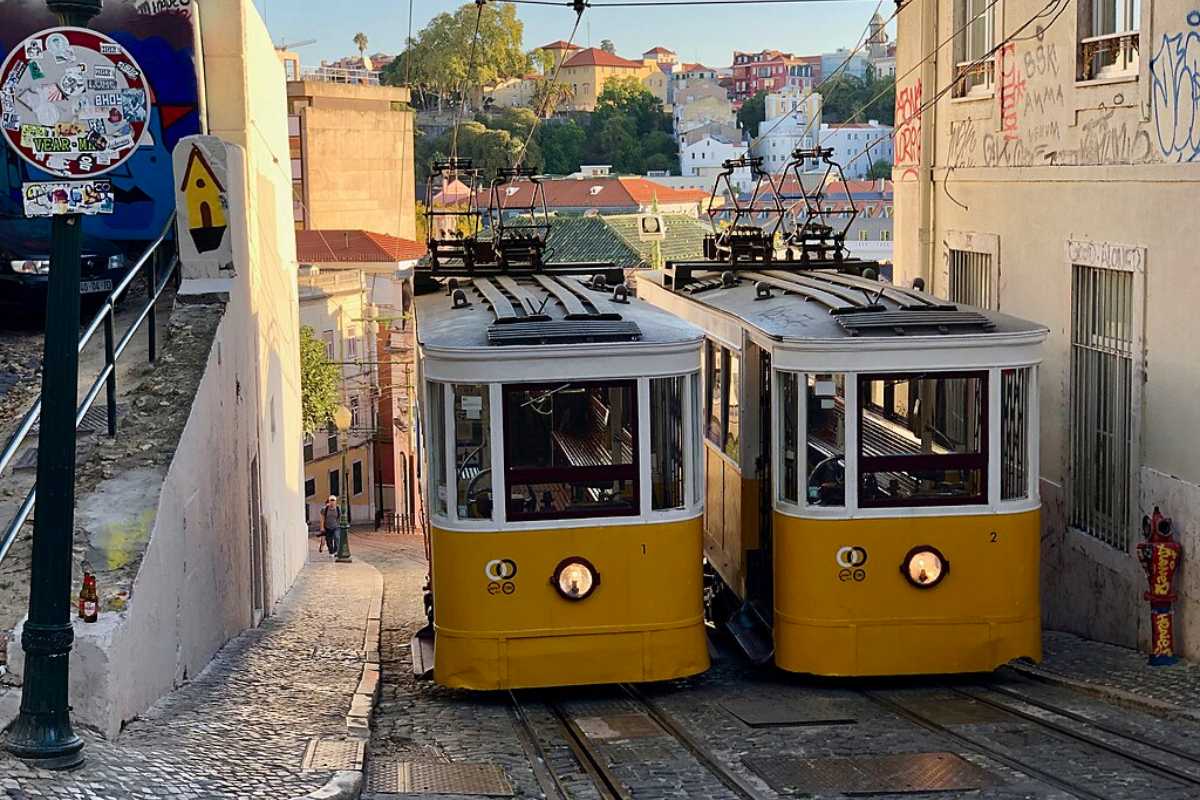 Koszmar w Lizbonie. Wypadek słynnej kolejki. Mnóstwo ofiar śmiertelnych [FOTO/VIDEO]