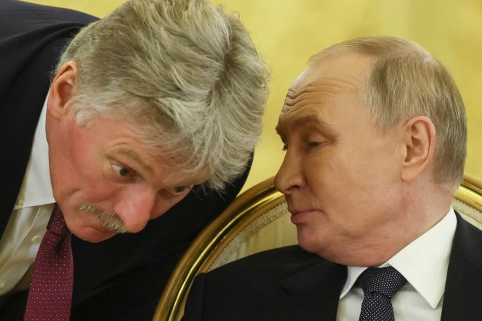 Rzecznik Kremla Dymitr Pieskow i prezydent Federacji Rosyjskiej Władimir Putin. Foto: PAP/EPA
