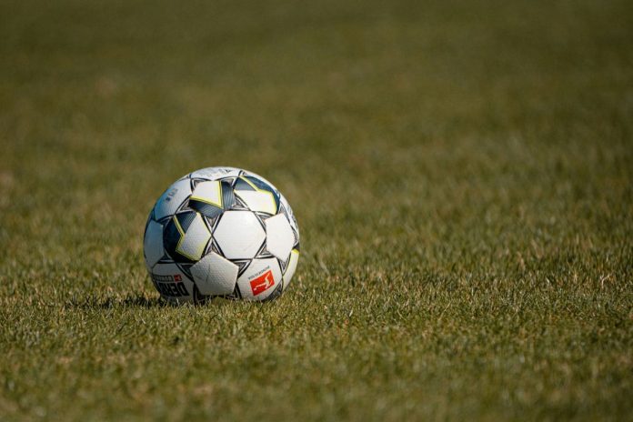 Piłka z logo Bundesligi.
