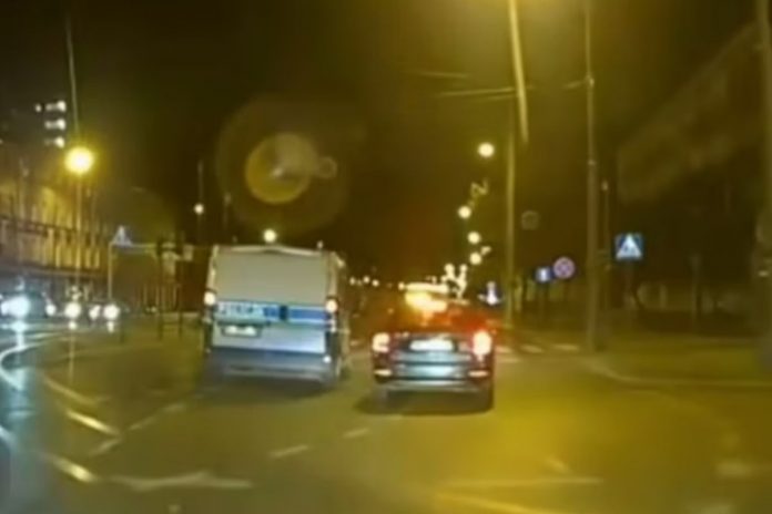 Policjant wymusza pierwszeństwo, a potem wlepia mandat.