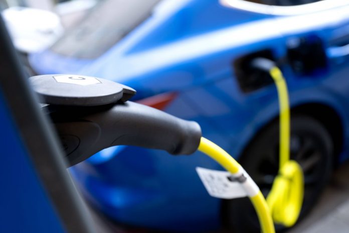 Ładowanie samochodu elektrycznego.