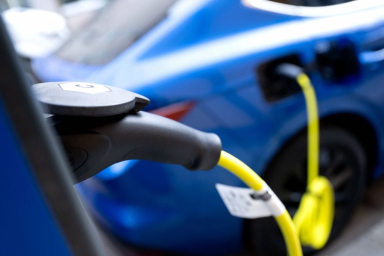 Ładowanie samochodu elektrycznego.