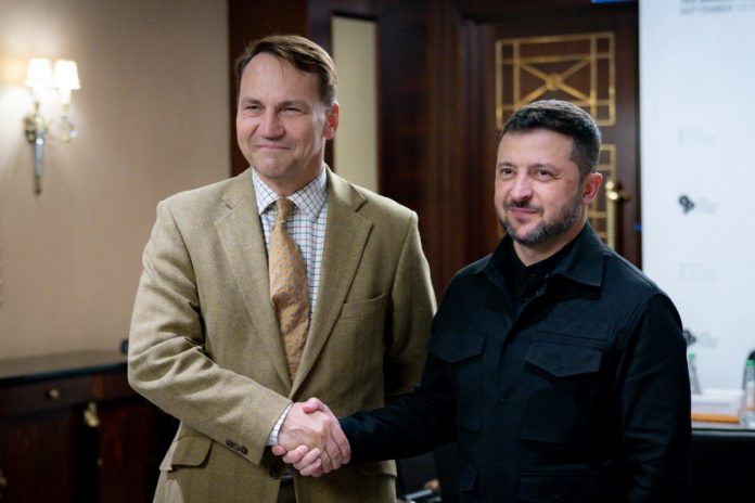 Wicepremier, minister spraw zagranicznych Radosław Sikorski z prezydentem Ukrainy Wołodymyrem Zełenskim. Foto: X/@ZelenskyyUa