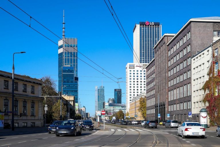 W tle Varso Tower w Warszawie.