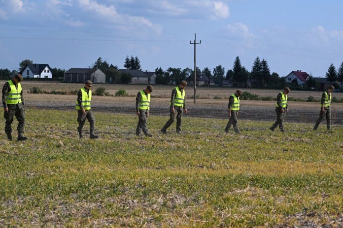 Wohyń, 10.09.2025. Służby w miejscu upadku rosyjskiego drona. Foto: PAP