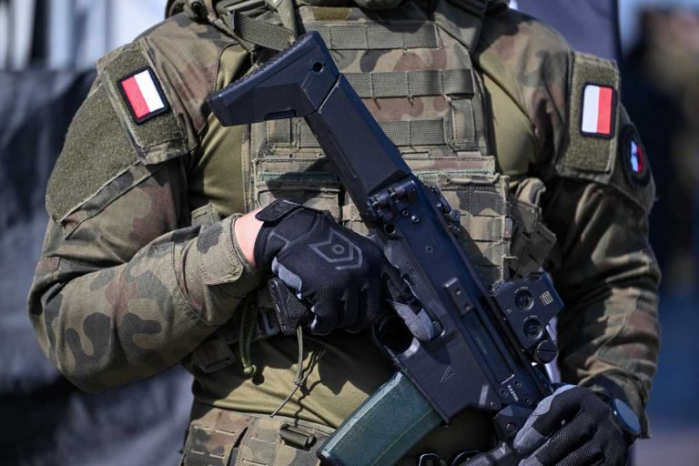 Żołnierz z bronią.