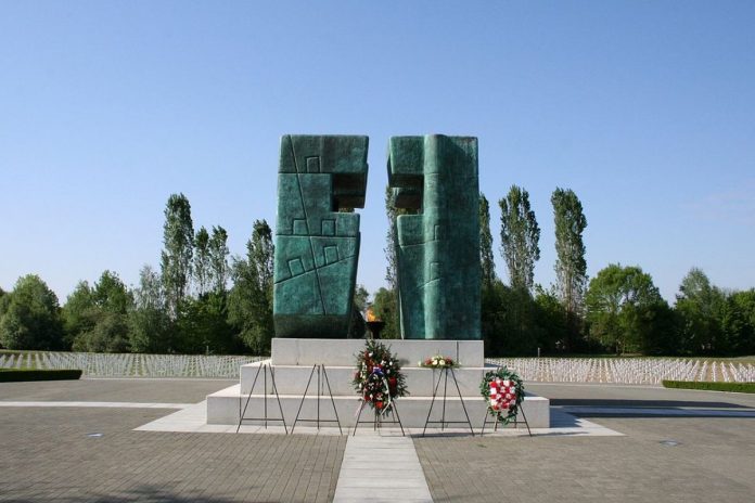 Cmentarz chorwackich ofiar wojny z Serbią w Vukowarze Fot. Wikipedia, Tromber