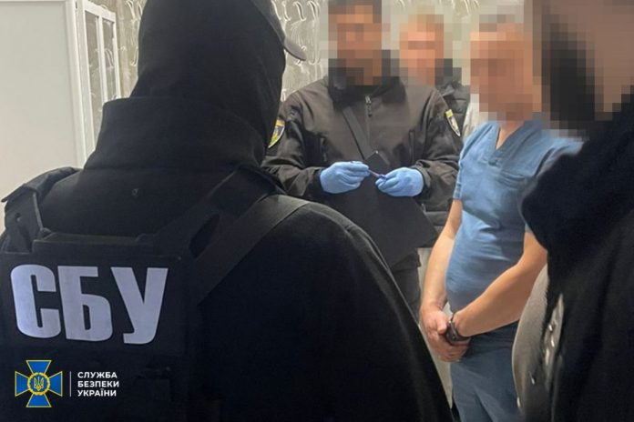 NCZAS.INFO | SBU, Zatrzymanie przez Służbę Bezpieczeństwa Ukrainy lekarza podejrzanego o udział w procederze ułatwiania uniknięcia mobilizacji wojskowej Ukraińcom